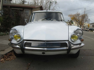 Illustration for article titled 1967 Citroën DS21 Pallas Down On The Alameda Street